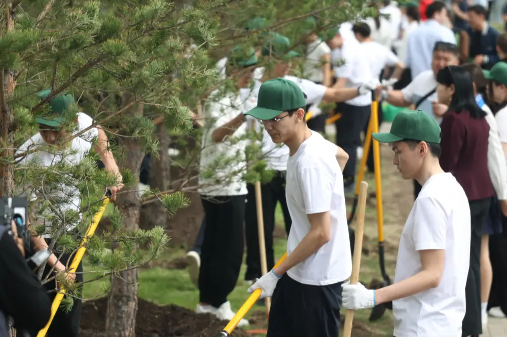 Более 100 тысяч выпускников школ внесли вклад в озеленение страны (10)