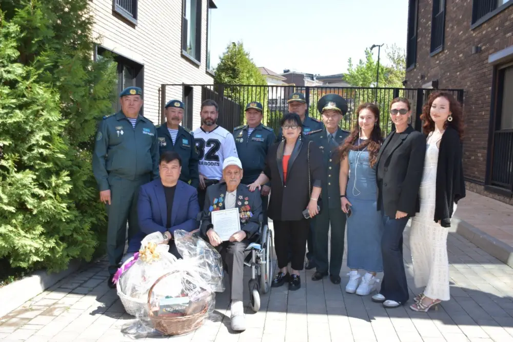 В Алматы поздравили ветерана Великой Отечественной войны со 101-летием (4)