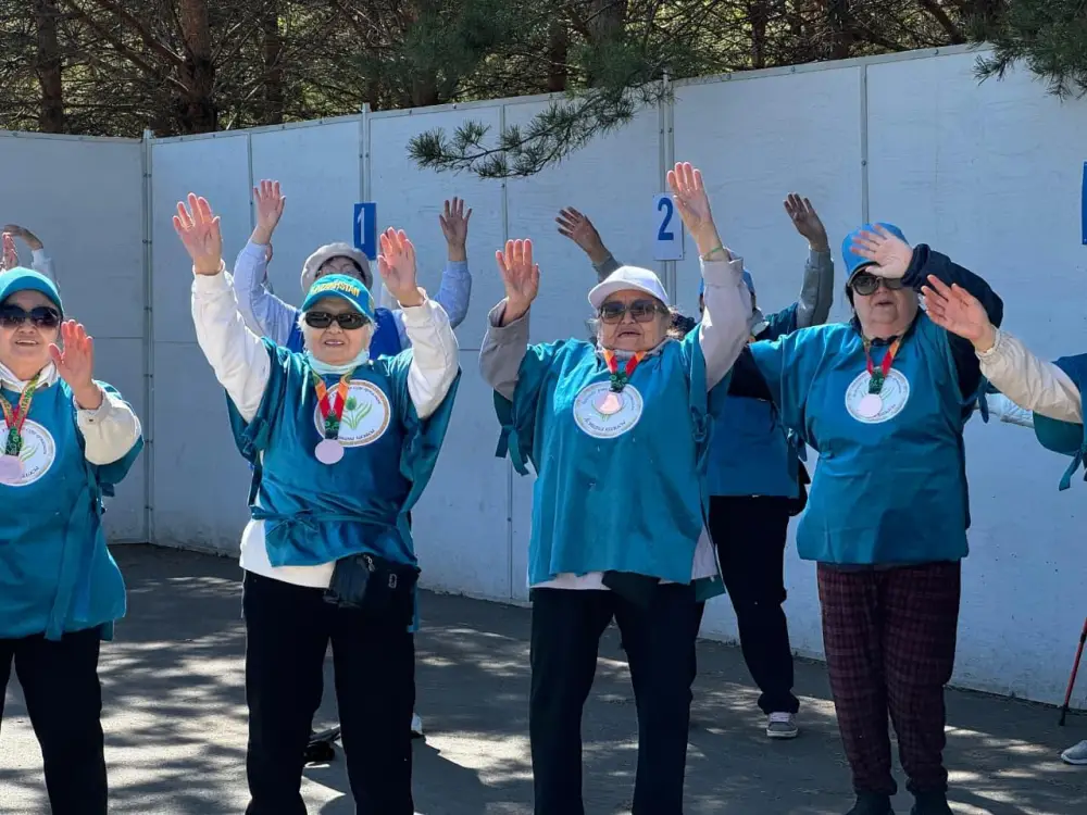 «Таза Қазақстан»: в Астане прошли соревнования по скандинавской ходьбе среди пенсионеров (5)