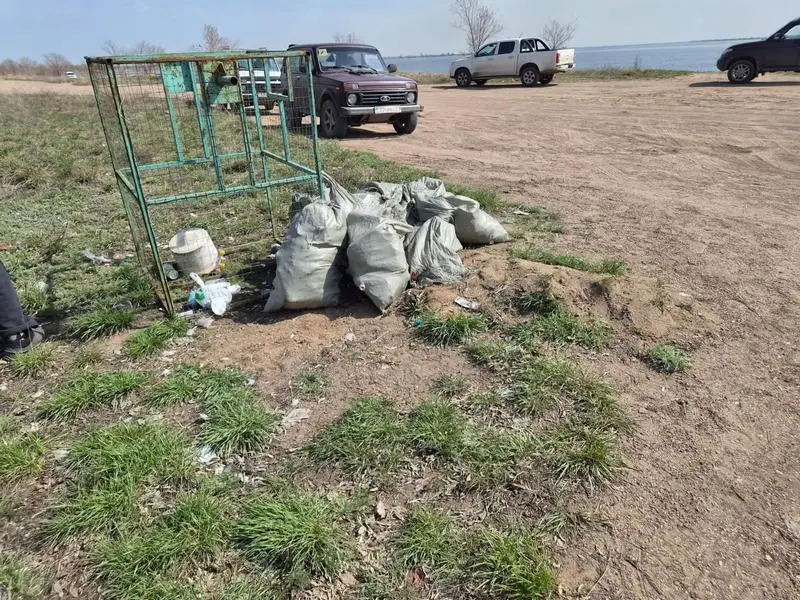 «Чистые водоёмы»: около 40 мешков мусора собрали на берегу Самаркандского водохранилища (6)