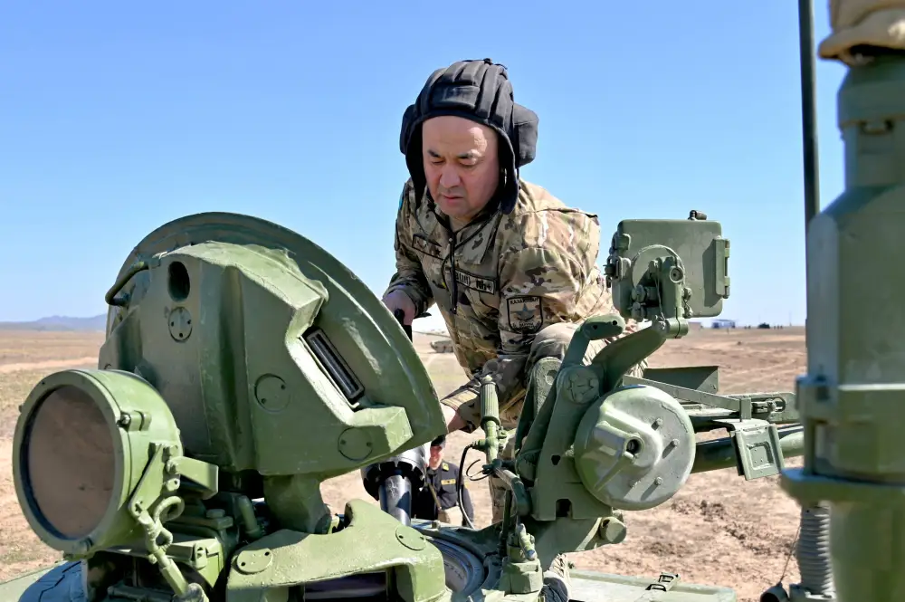 Главком Сухопутных войск продемонстрировал уверенное владение танковым вооружением (7)