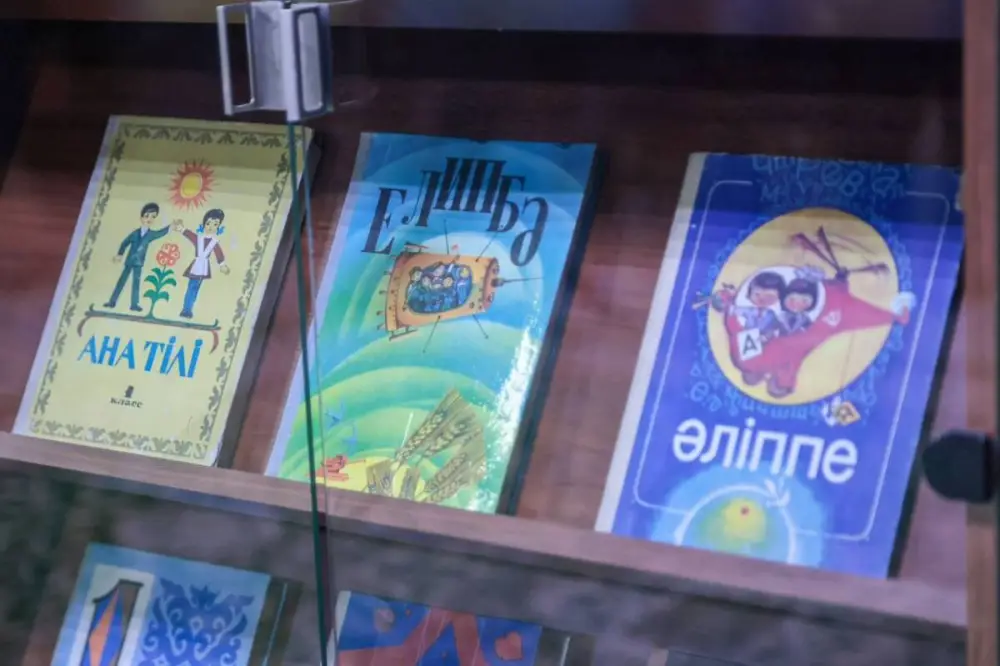 Молодые сотрудники МВД посетили библиотеку в честь Национального дня книги (2)