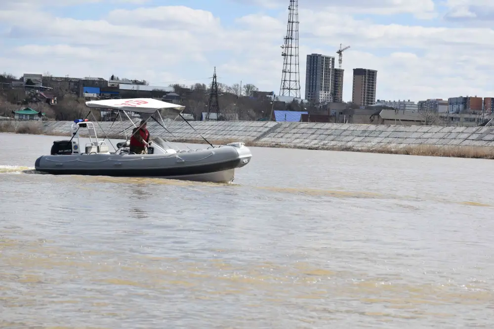 Спасатели МЧС проверили готовность плавсредств на реке Есиль (6)