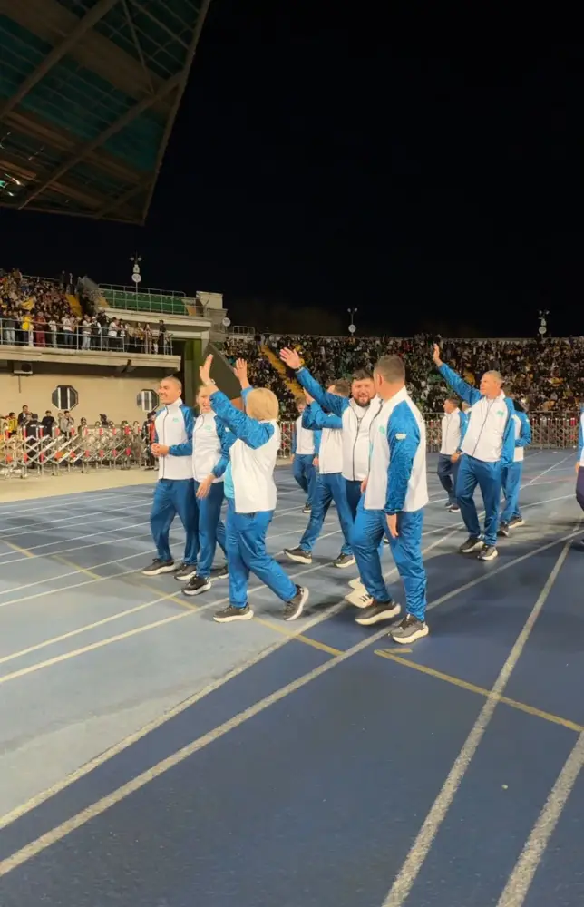 Паралимпийцы — участники зимних Игр стали почётными гостями матча в Алматы (5)