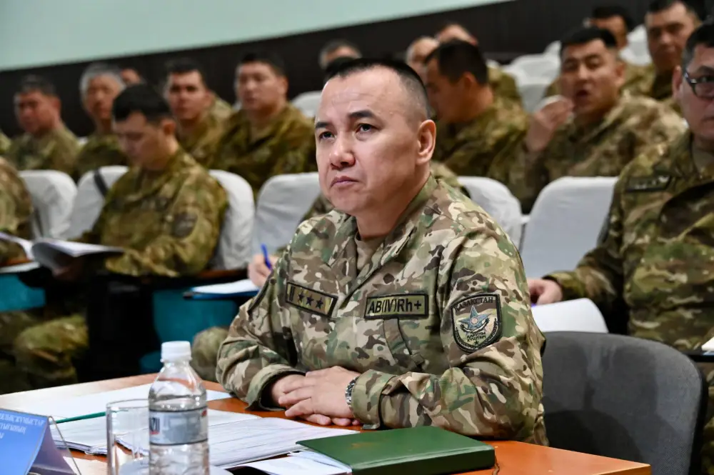 Акцент на дисциплину и устойчивость: заместитель министра обороны определил приоритеты воспитательной работы в Гвардейском гарнизоне (2)