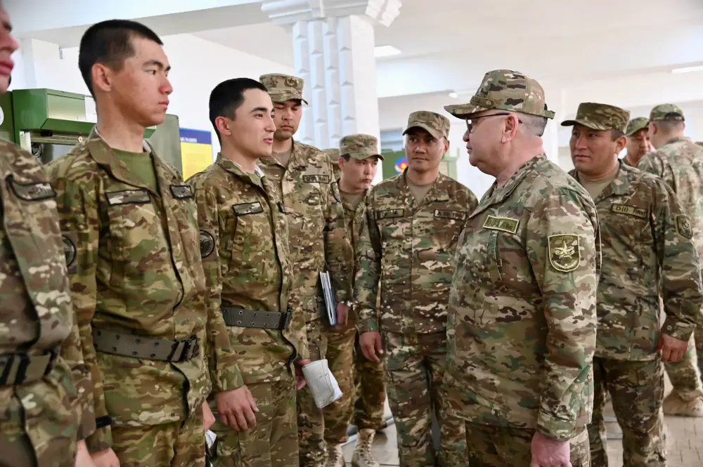Акцент на дисциплину и устойчивость: заместитель министра обороны определил приоритеты воспитательной работы в Гвардейском гарнизоне (5)