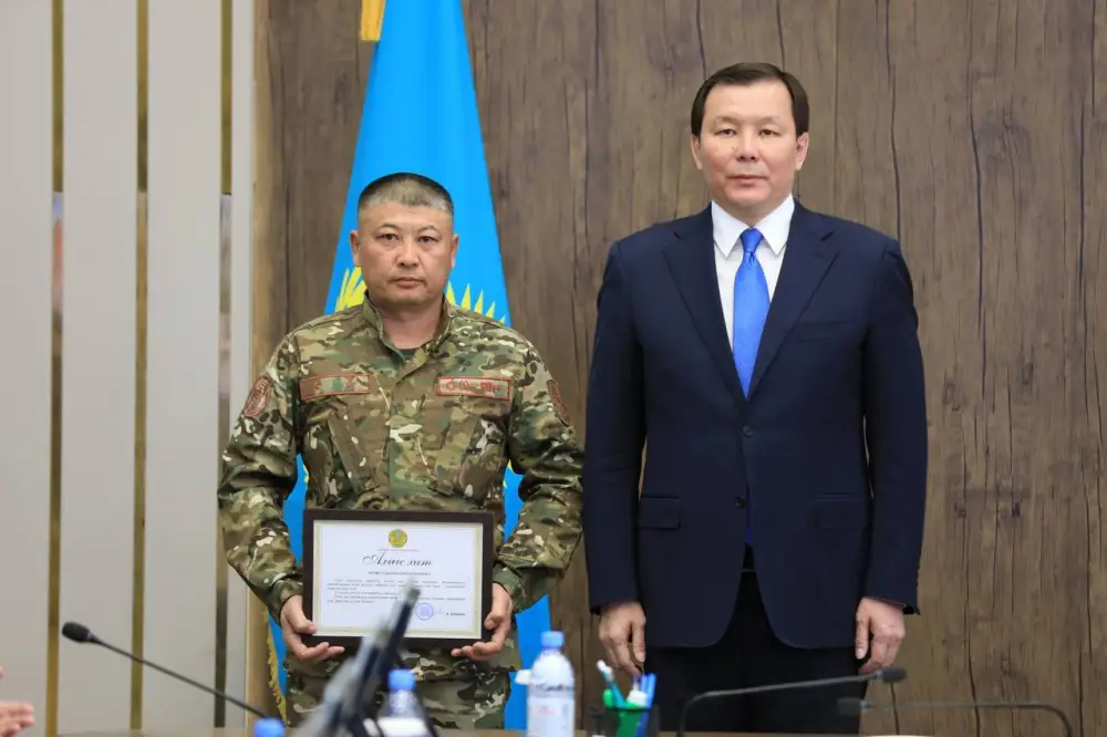 Актюбинские спасатели награждены за героизм при ликвидации пожара (3)