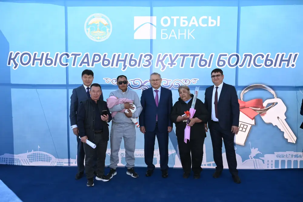 Бейбит Исабаев вручил ключи очередникам от новых домов (4)