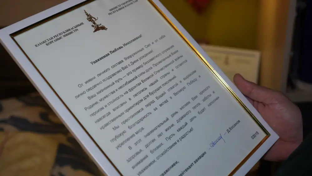 В Алматы военнослужащие поздравили фронтового связиста Любовь Горковскую (2)