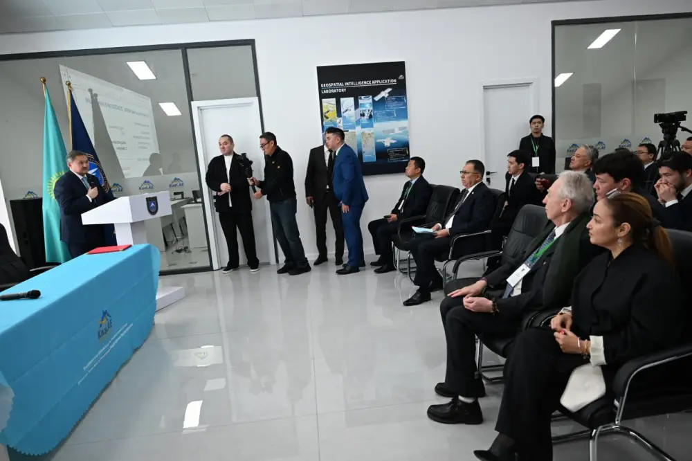 В КазНУ открылся инженерный центр нового поколения KazLAE (4)