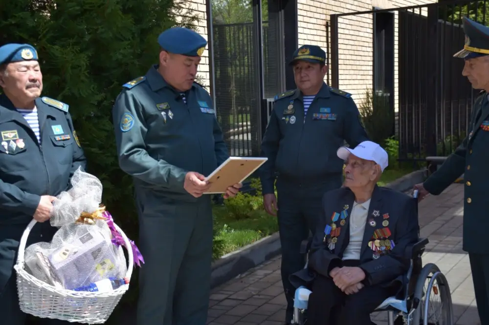 В Алматы поздравили ветерана Великой Отечественной войны со 101-летием (6)