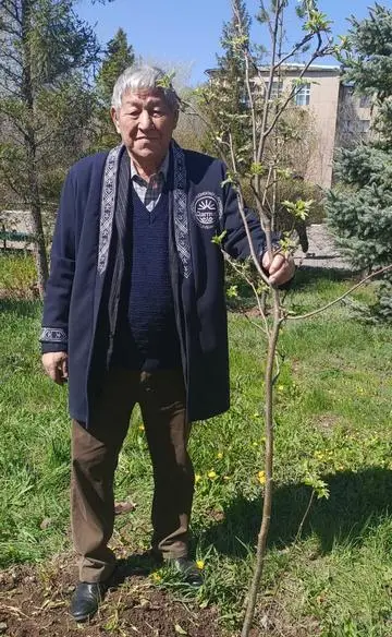 Выпускники и студенты индустриального университета высадили «Аллею поколений» в Темиртау (4)