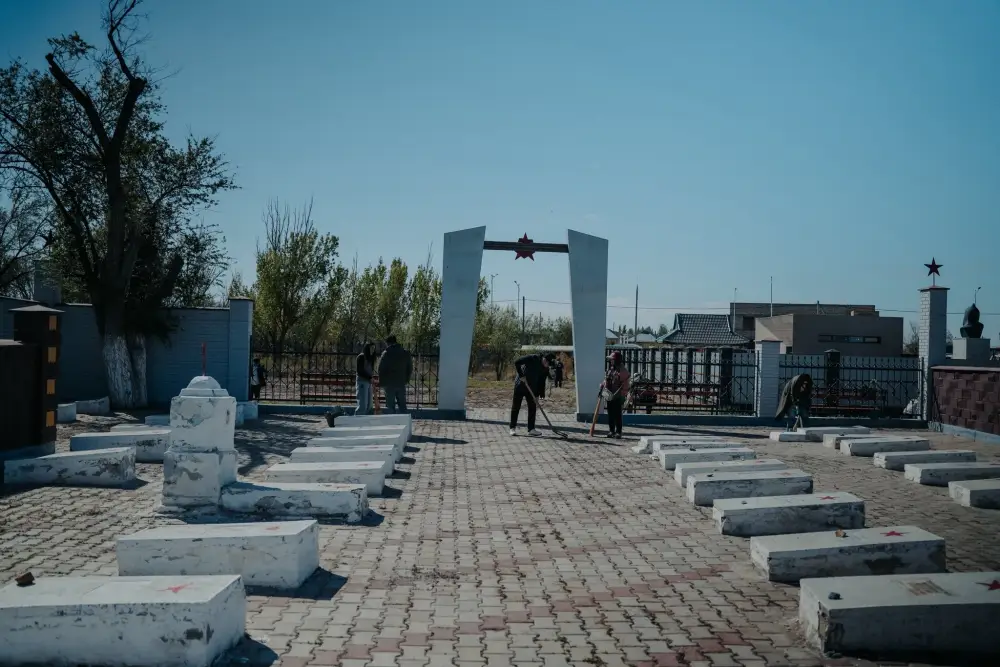 Cыр өңірінде «Тағзым орны таза болсын, рух пен тазалық – егіз ұғым» атты жалпыхалықтық тазалық акциясы өтті (8)