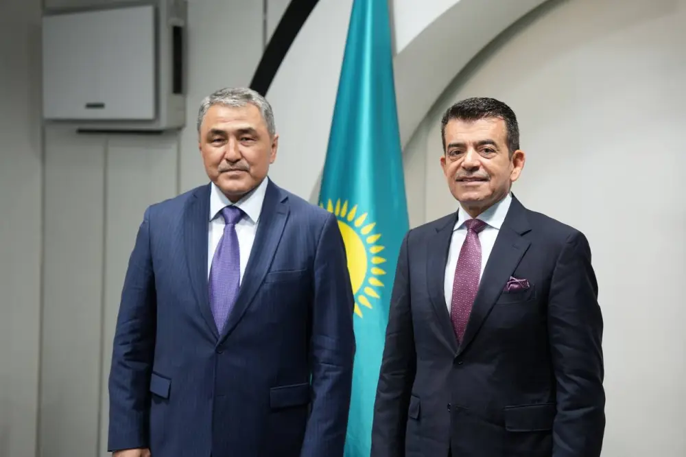 Образовательные программы по водосбережению и проект по борьбе с засолением почв обсудил министр водных ресурсов и ирригации с участниками Регионального экологического саммита (3)