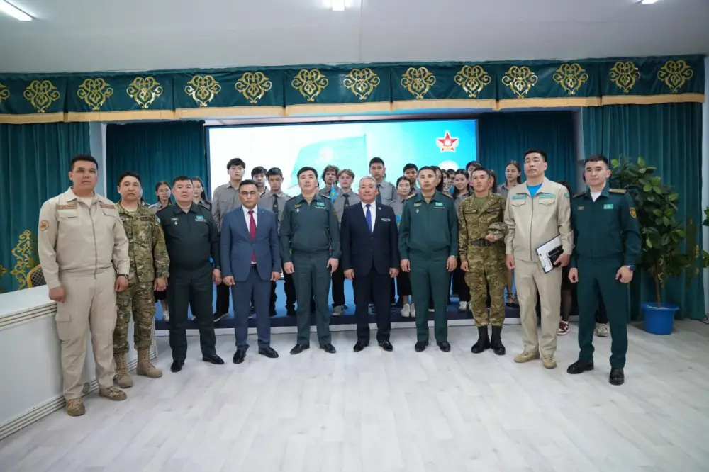 Свыше тысячи школьников Кызылорды стали участниками масштабной патриотической акции (4)