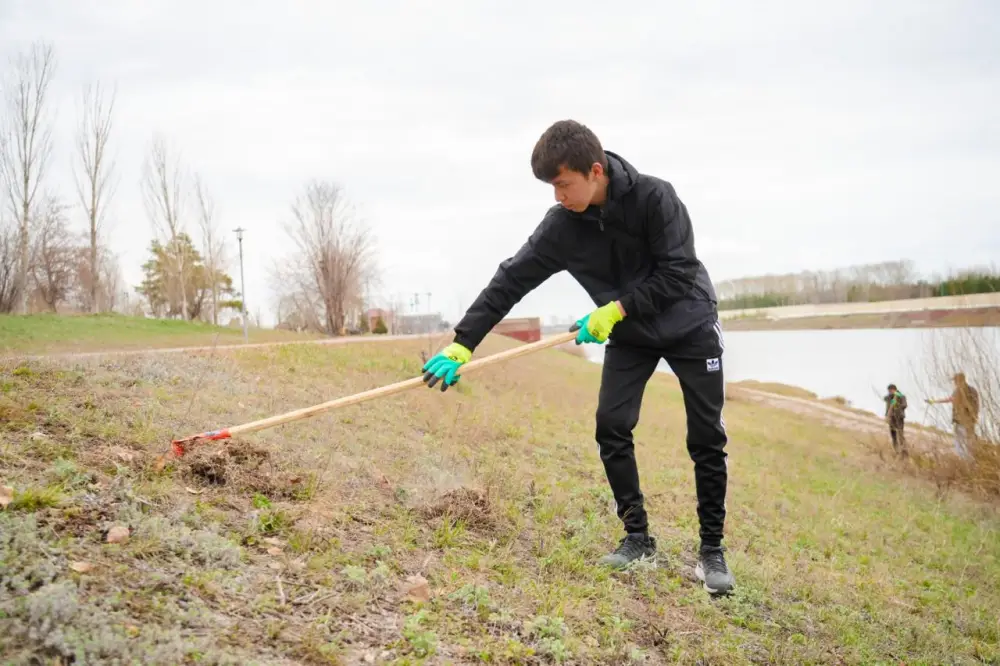 Астанчане поддержали экоинициативу: набережную Есиля очистили от мусора (9)