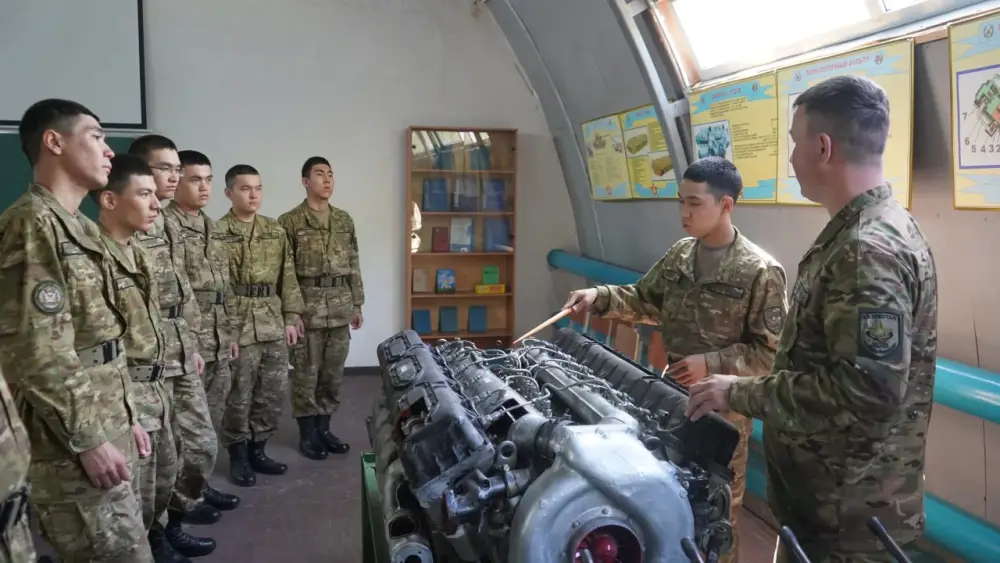 В Алматы состоялся первый выпуск специалистов-ремонтников Вооруженных сил (4)