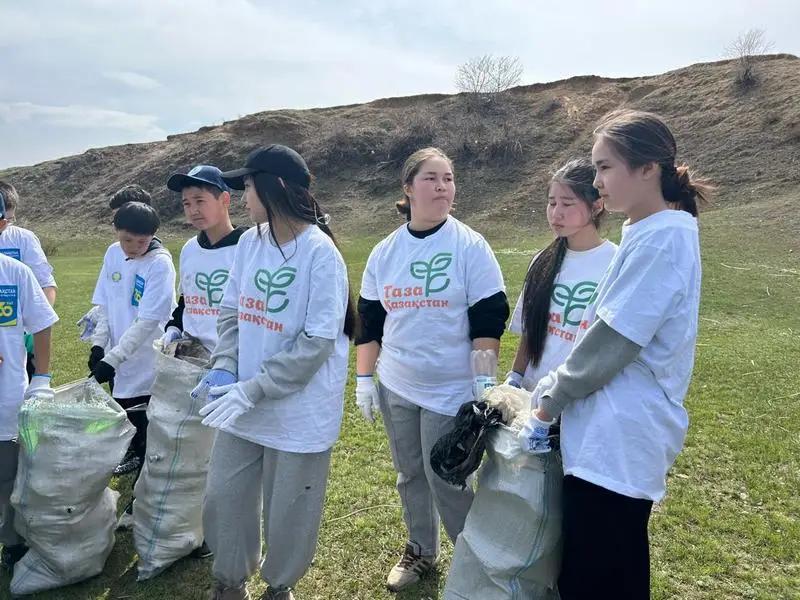 «Таза жағалау»: волонтёры Карагандинской области очищают берега Нуры и меняют отношение к экологии (4)