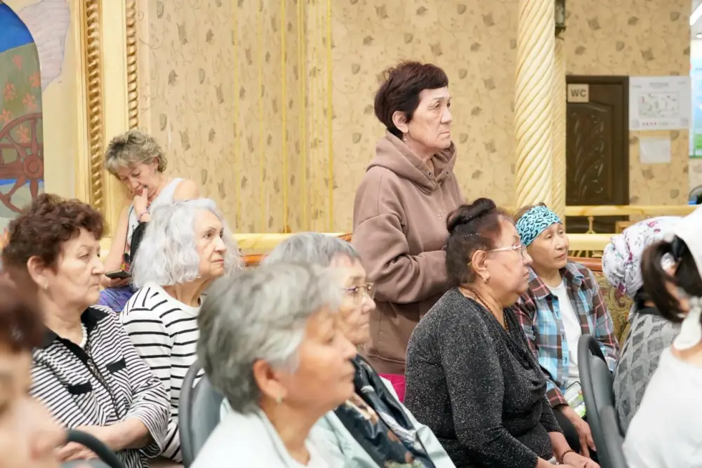 Астане депутат маслихата встретился с пенсионерами (8)