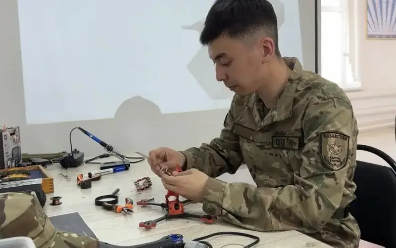 Карагандинских студентов учат управлять беспилотниками (3)