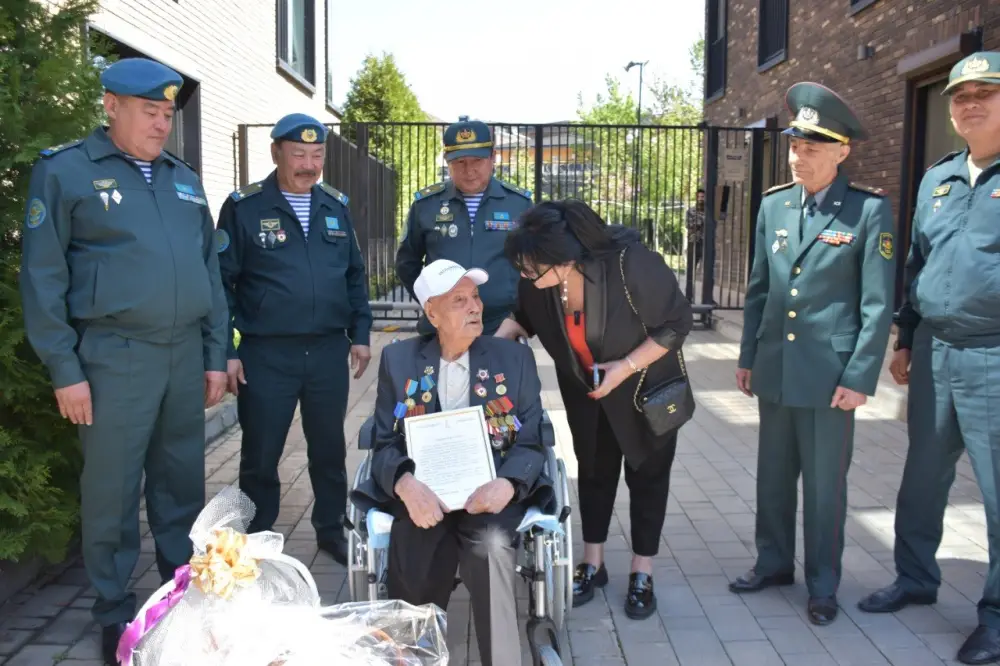 В Алматы поздравили ветерана Великой Отечественной войны со 101-летием (3)