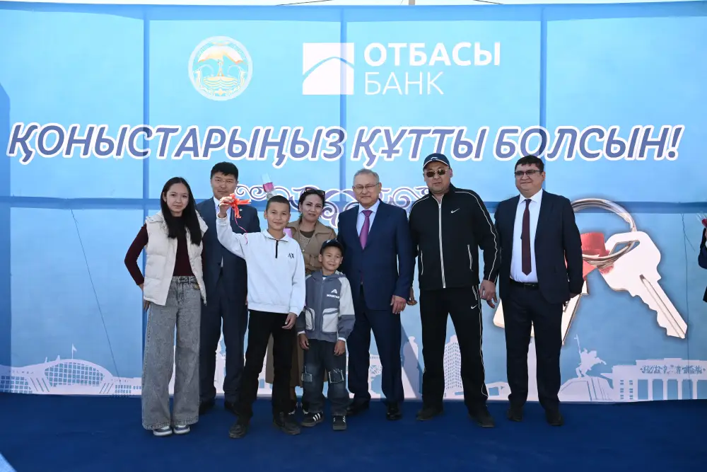 Бейбит Исабаев вручил ключи очередникам от новых домов (10)