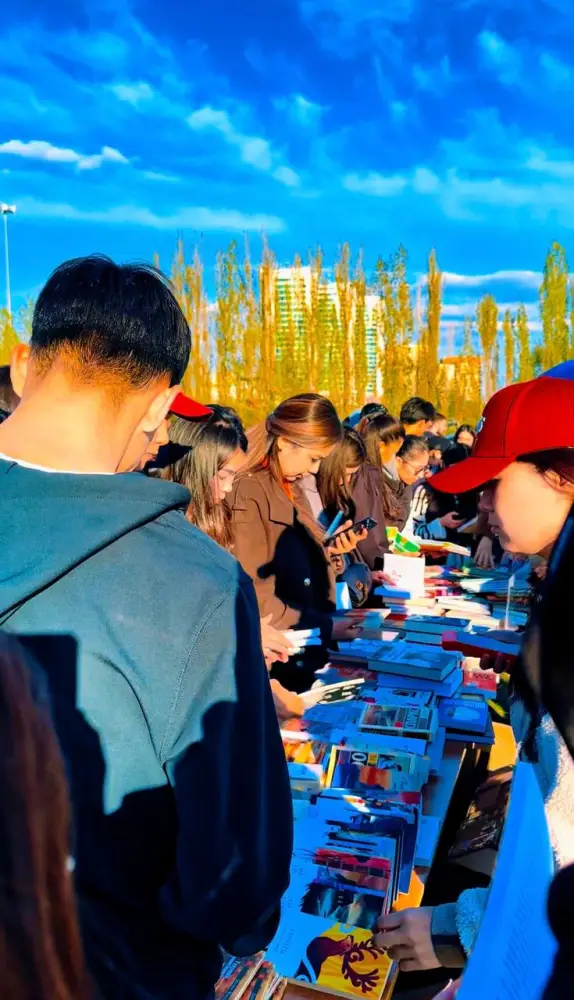 В Актобе прошел книжный фестиваль под открытым небом (3)