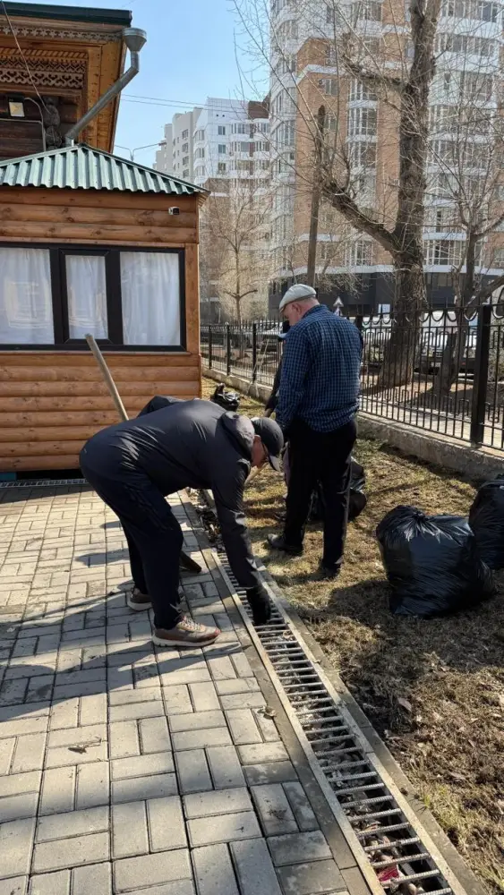 «Начни с себя!»: в Астане представители сферы культуры приняли участие в челлендже чистоты (2)
