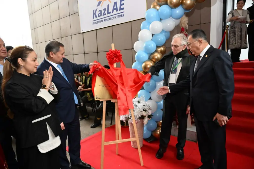 В КазНУ открылся инженерный центр нового поколения KazLAE (10)