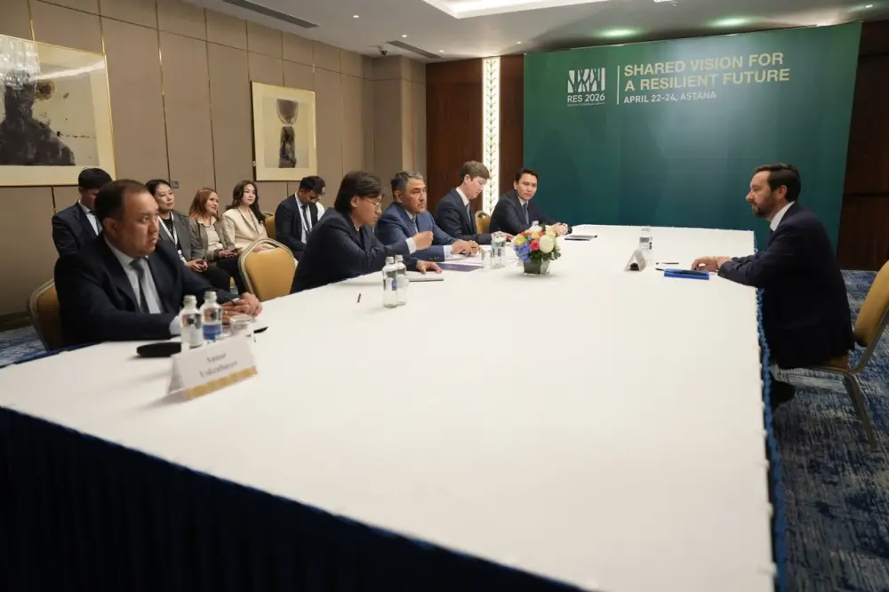 В рамках Регионального экологического саммита Министр водных ресурсов и ирригации Нуржан Нуржигитов провел встречу с Управляющим директором Германского водного партнерства (GWP) Борисом Грайфенедером. (2)