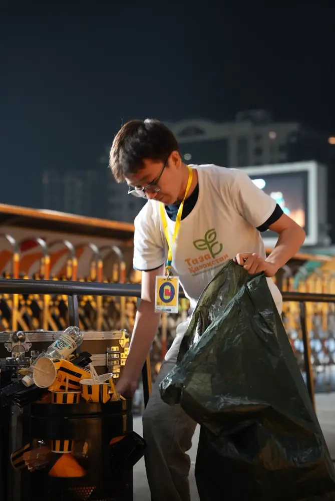 В Алматы после матча «Кайрат» - «Астана» болельщики вместе с волонтерами провели уборку стадиона (4)