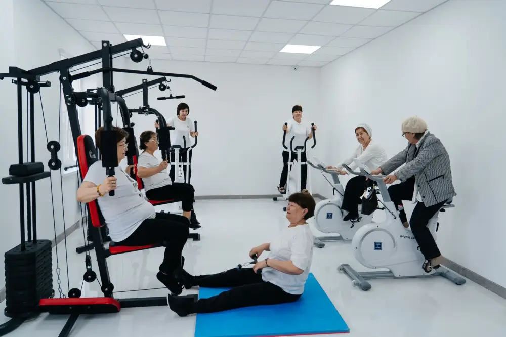 Серик Шапкенов ознакомился с новым зданием центра активного долголетия в Атырау (3)