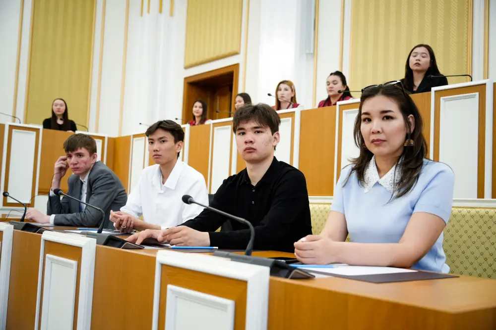 В Конституционном Суде состоялся открытый диалог с представителями «Ассамблея жастары» (8)