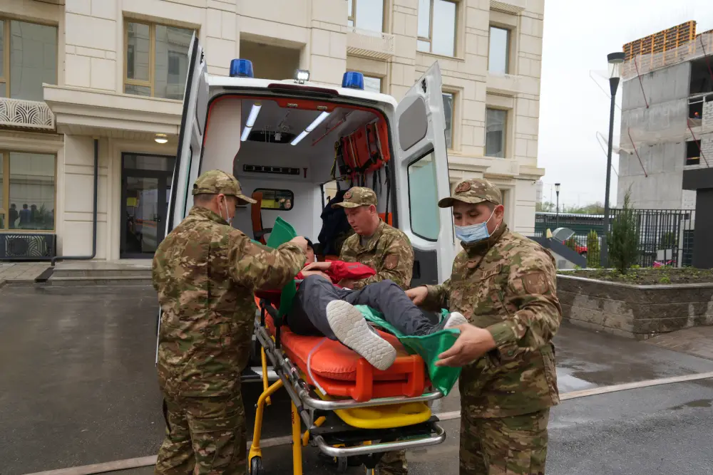 В Шымкенте отработали тушение условного пожара в 25-этажном доме (4)