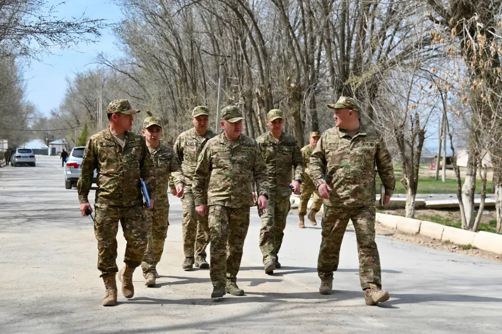 Акцент на дисциплину и устойчивость: заместитель министра обороны определил приоритеты воспитательной работы в Гвардейском гарнизоне (4)