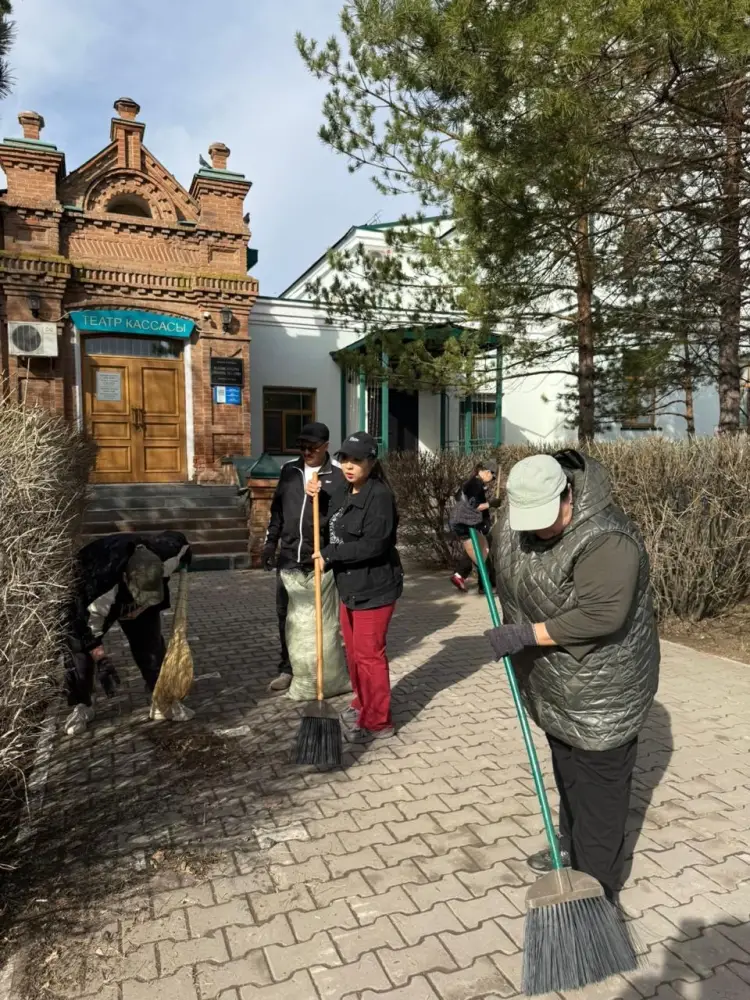 Коллектив столичного театра принял участие в акции «Таза Қазақстан» (3)