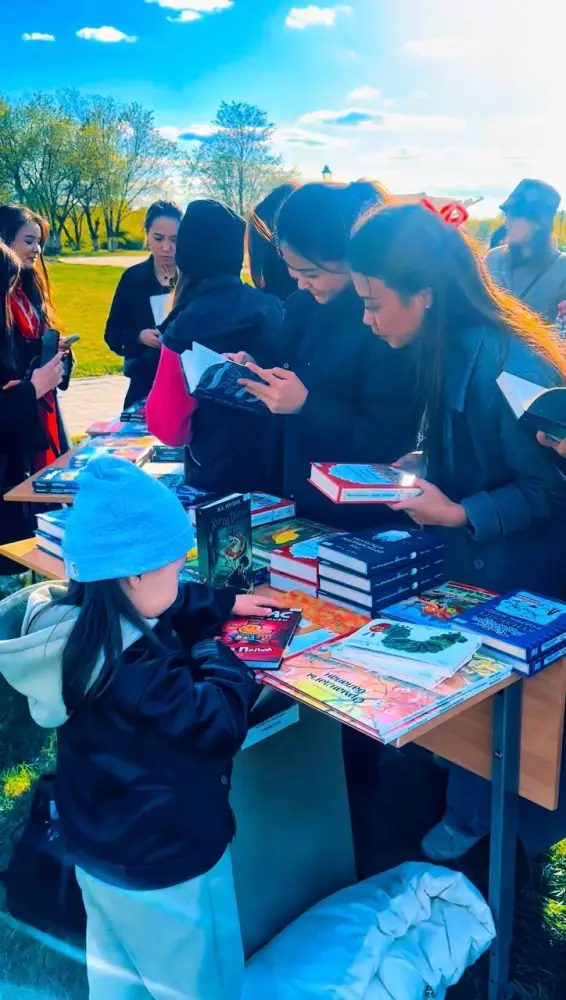В Актобе прошел книжный фестиваль под открытым небом (2)