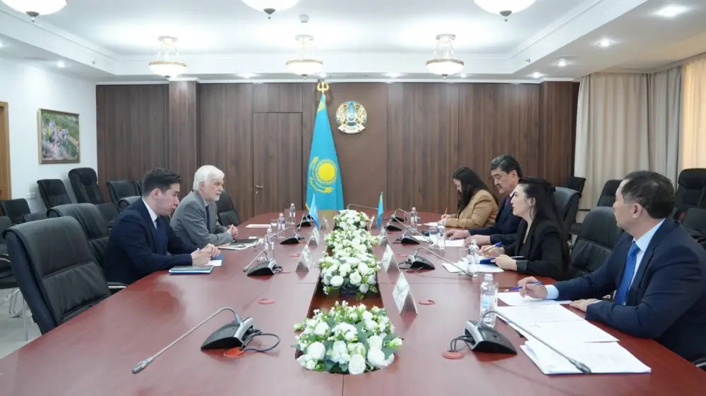 В рамках RES-2026 состоялась двусторонняя встреча Министра экологии и природных ресурсов Республики Казахстан Е. Нысанбаева с Председателем Межправительственной группы экспертов по изменению климата (МГЭИК) Джимом Скеа (3)