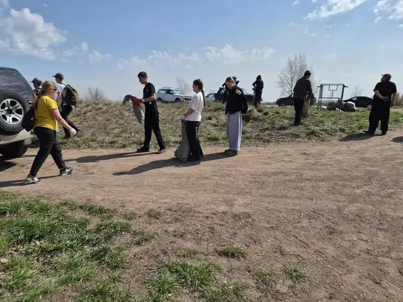 «Чистые водоёмы»: около 40 мешков мусора собрали на берегу Самаркандского водохранилища (3)