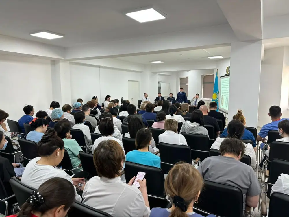 Наркотики, короткая «карьера закладчиков» и безопасность врачей: разъяснительную встречу провели для столичных медиков (6)