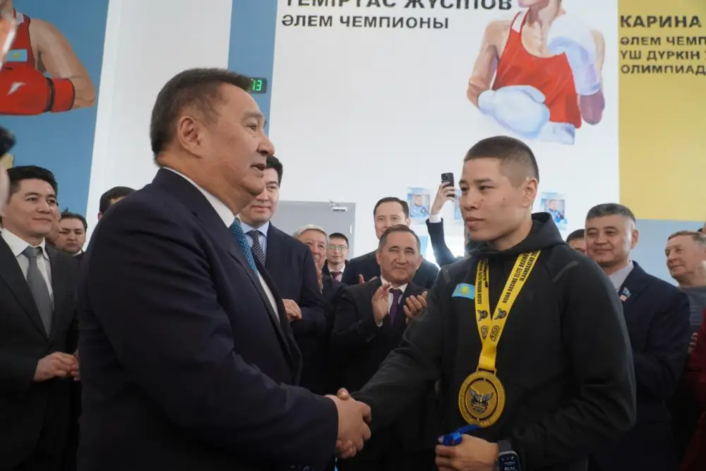 Ключи от квартиры вручили боксеру Оразбеку Асылкулову (5)