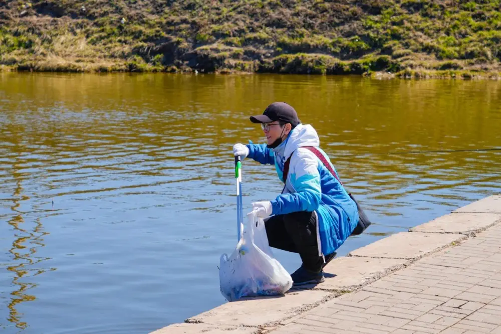 Около 200 волонтеров и жителей столицы вышли на уборку набережной Есиля (6)