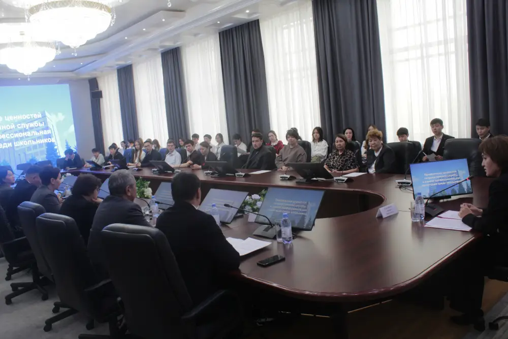 В целях продвижения ценностей государственной службы и ранней профессиональной ориентации среди школьников в Акимате Костанайской области проведено мероприятие с учащимися школ г. Костаная (2)