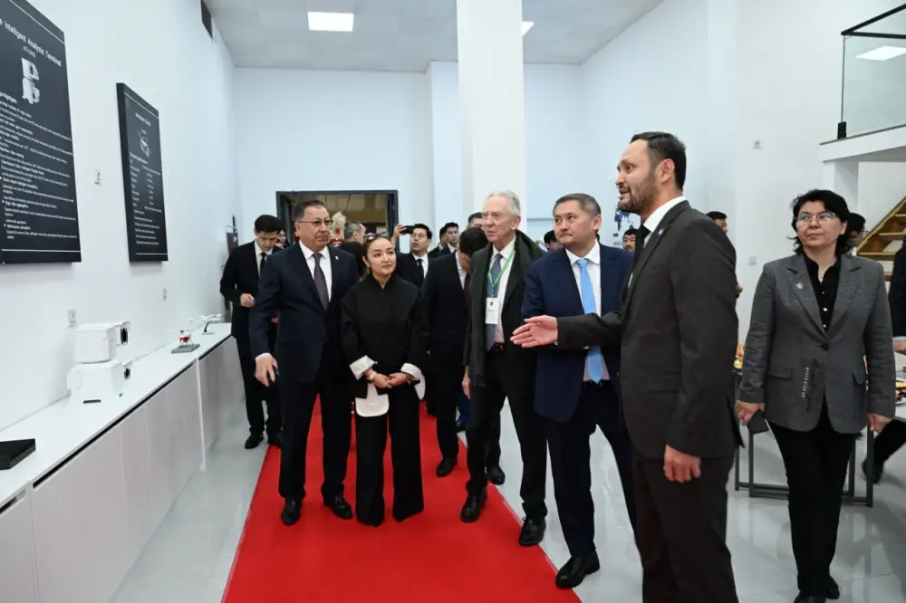 В КазНУ открылся инженерный центр нового поколения KazLAE (2)