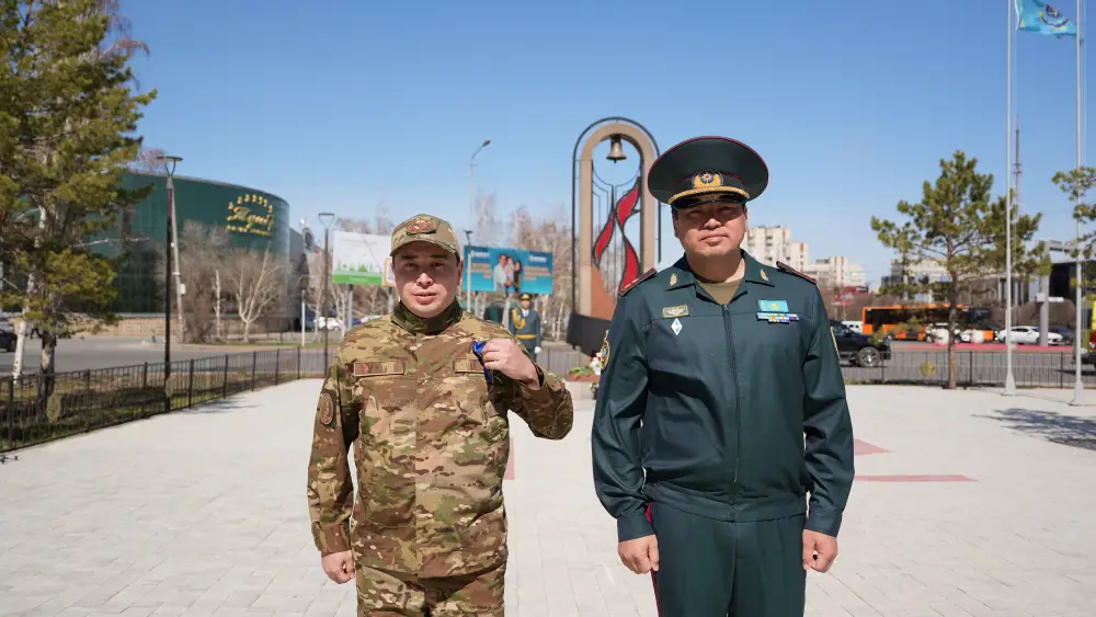 Министр по ЧС принял участие в памятной церемонии на Аллее спасателей (2)