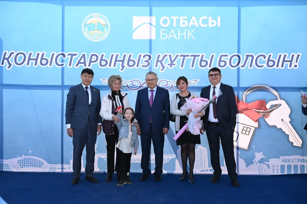 Бейбит Исабаев вручил ключи очередникам от новых домов (2)