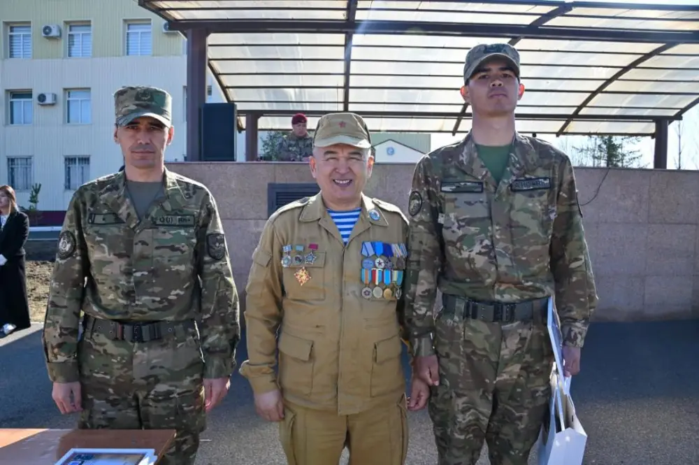 В Астане солдаты, призванные прошлой весной, попрощались с боевым знаменем (2)