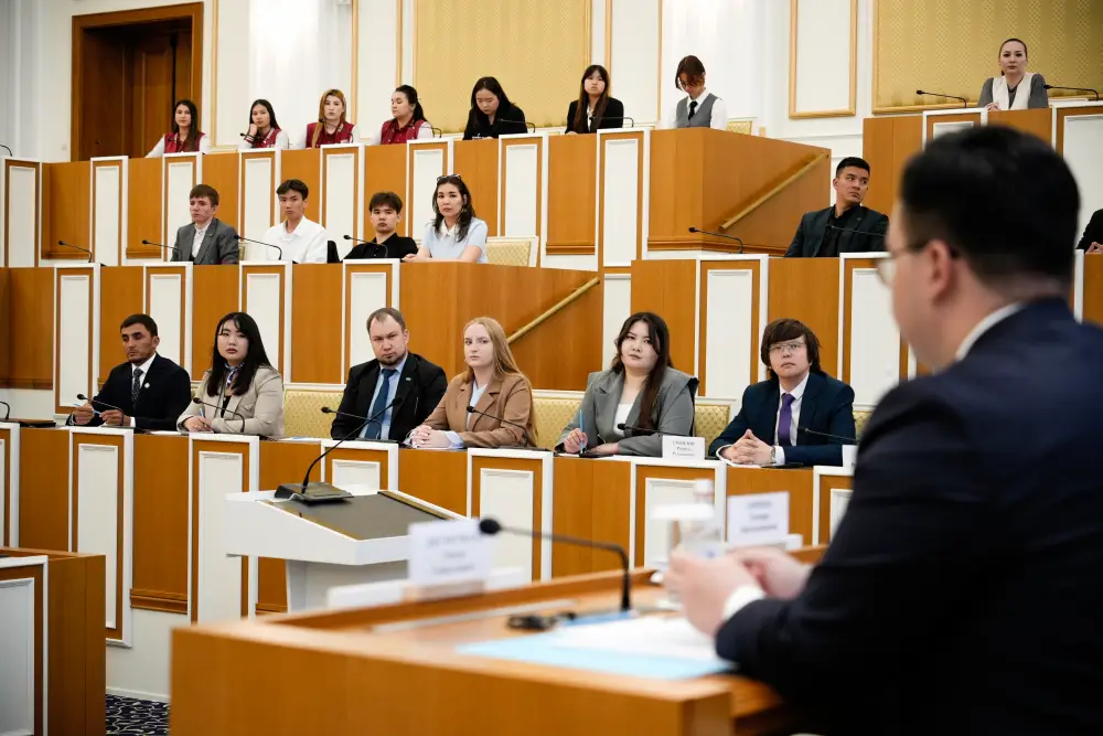 В Конституционном Суде состоялся открытый диалог с представителями «Ассамблея жастары» (4)