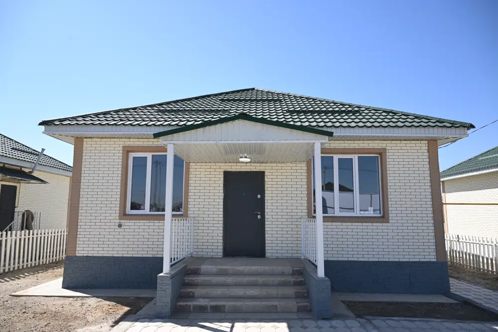 Бейбит Исабаев вручил ключи очередникам от новых домов (9)