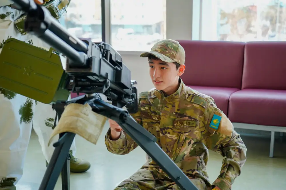 «Защита Родины — дело настоящих мужчин!»: в Астане проводили в армию очередную группу молодых людей (6)